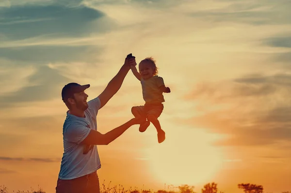 Pai Brincando Com Seu Filho Pôr Sol — Fotografia de Stock