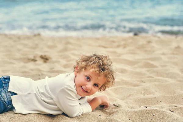Мальчик Играет Песком Пляже — стоковое фото