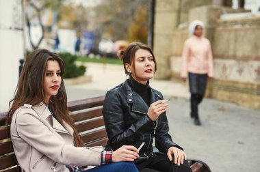 Kızlar şehirde duman. İnsanların kötü alışkanlıkları