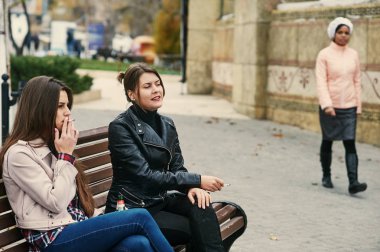 Kızlar şehirde duman. İnsanların kötü alışkanlıkları