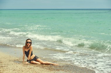 Genç güzel kadın denizde