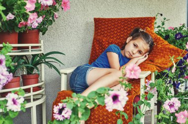 Sevimli küçük kız çiçekli Teras