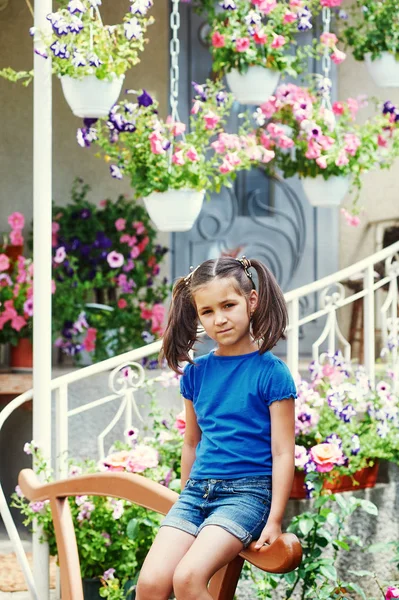 Adorabile Bambina Nella Terrazza Fiorita — Foto Stock