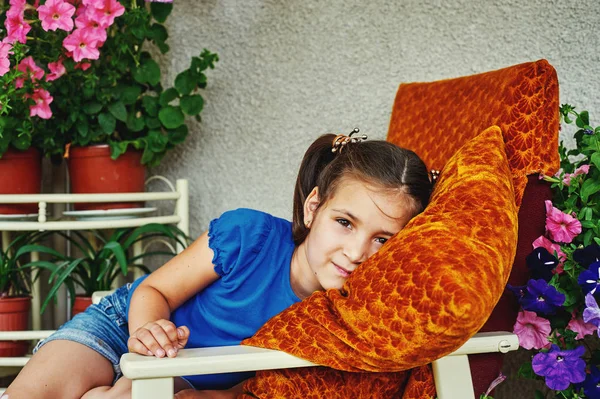 Adorável Menina Terraço Florido — Fotografia de Stock