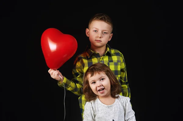 Irmão Irmã Segurando Balões Crianças Com Balões Forma Coração Vermelho — Fotografia de Stock
