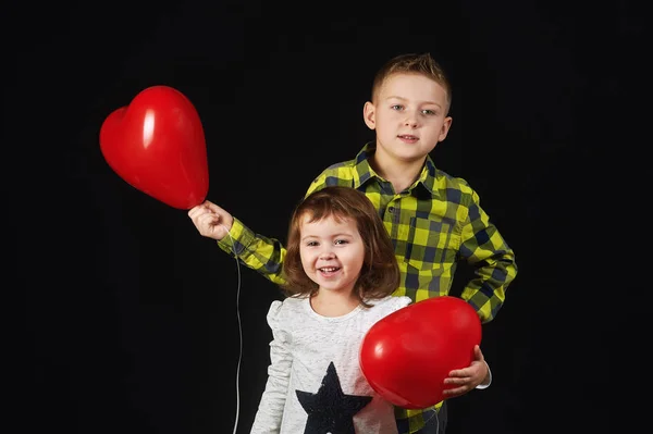 Irmão Irmã Segurando Balões Crianças Com Balões Forma Coração Vermelho — Fotografia de Stock