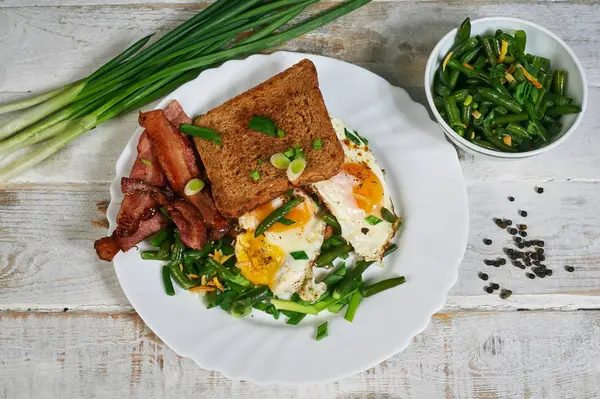 Традиційний Сніданок Яйця Беконом Травами — стокове фото