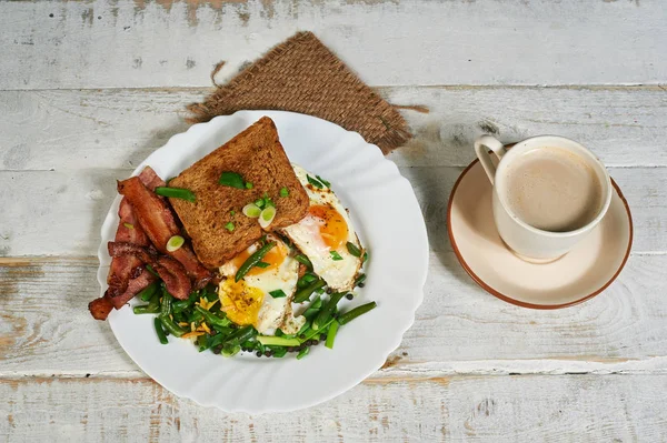 Традиційний Сніданок Яйця Беконом Травами — стокове фото