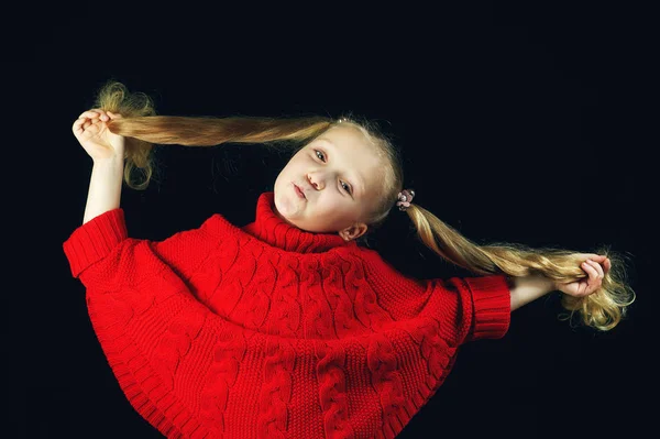 Adorável Menina Loira Com Cabelos Longos Fundo Escuro — Fotografia de Stock