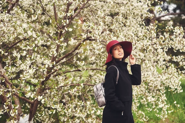 Retrato Uma Jovem Mulher Jardim Primavera Florescente — Fotografia de Stock