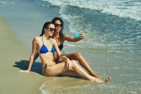 Las Mujeres Jóvenes Toman Selfies Playa — Foto de Stock