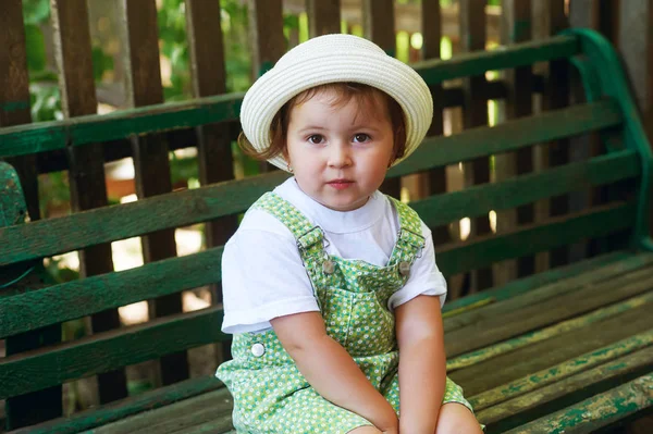 Портрет Маленькой Девочки Летней Шляпе — стоковое фото