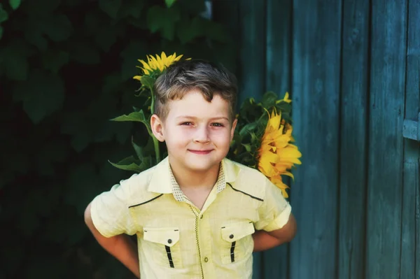 Schöner Junge Mit Sonnenblumenblumen — Stockfoto