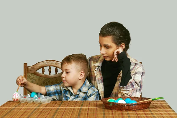 Παιδί Βαφές Αυγών Για Πάσχα — Φωτογραφία Αρχείου