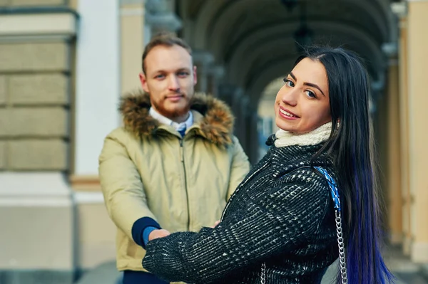 Jeune Couple Amoureux Dans Ville — Photo