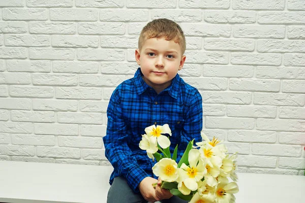 家里的男孩捧着一束花 送给妈妈的礼物 — 图库照片