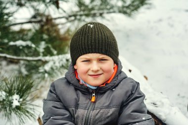 Çocuk bir kış yürüyüş