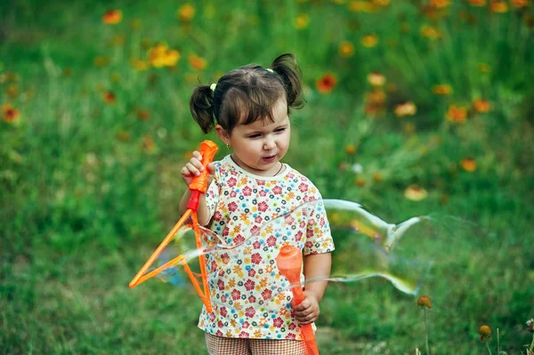 Маленькая Девочка Играет Мыльными Пузырями Парке — стоковое фото