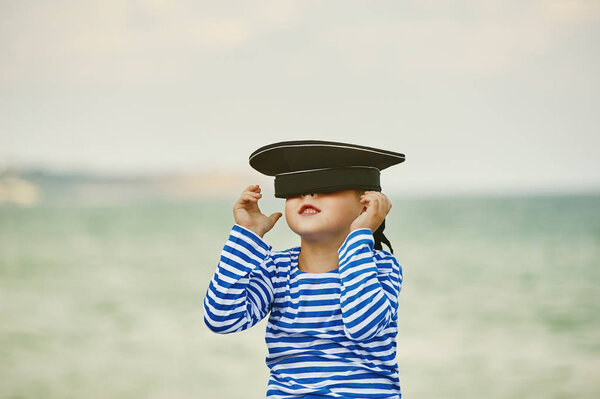 Портрет счастливого мальчика на фоне моря

