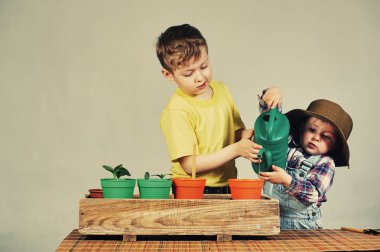 Çocukların güzel bitkiler nakledilmektedir. Bahçe kardeş nişanlı
