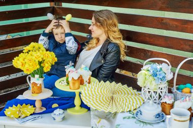 Paskalya tatili. Anne ve oğlu Paskalya için hazırlanıyor.