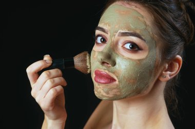 Kozmetik maske yüzünde genç bir kadın