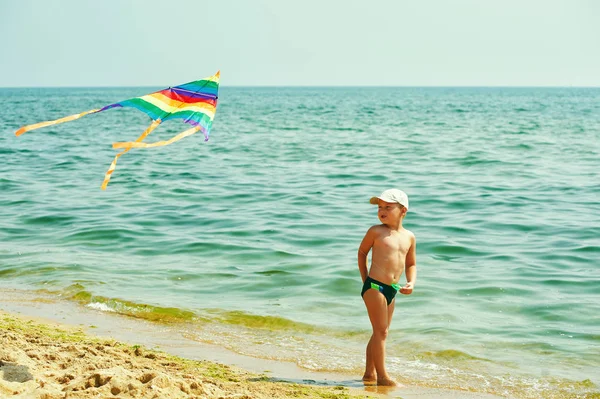Ein Junge Spielt Mit Einem Drachen Strand — Stockfoto