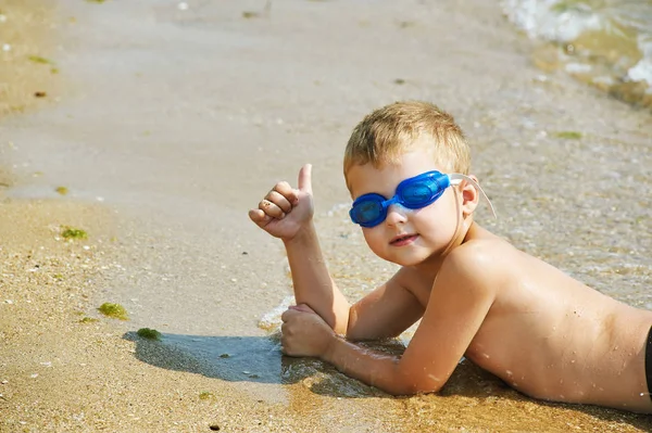 Niño Con Gafas Para Nadar Descansando Tumbado Orilla — Foto de Stock
