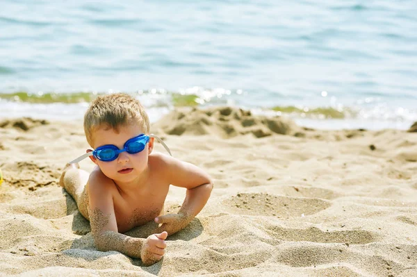 Chłopiec Okulary Pływania Odpoczynek Leżącego Brzegu — Zdjęcie stockowe