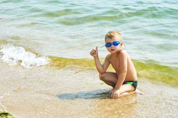 Niño Con Gafas Para Nadar Descansando Tumbado Orilla —  Fotos de Stock