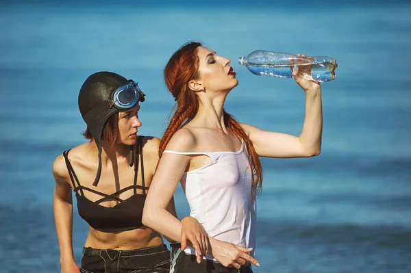 若い女性は暑い日に水を飲む 暑い夏の日に 人の女の子 — ストック写真
