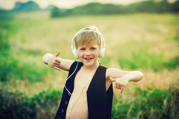 Niño Emocional Con Auriculares Escuchando Música Naturaleza — Foto de Stock