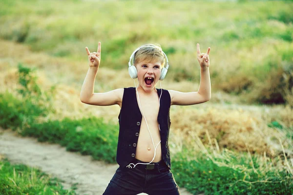 Emotionele Jongen Met Koptelefoon Luisteren Naar Muziek Natuur — Stockfoto