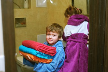 Banyoda bornoz şirin çocuklar. Neşeli ve su tedaviler sonra kız