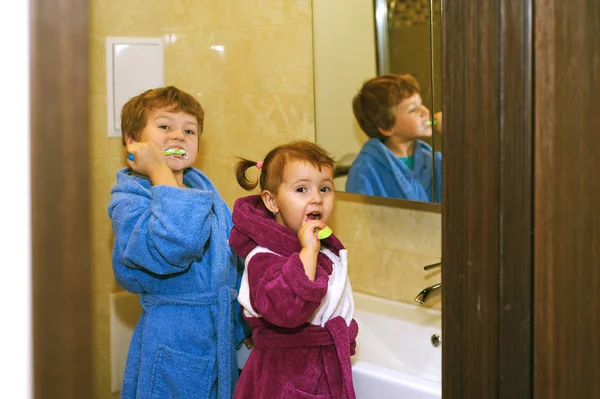 Schattige Kinderen Badjassen Badkamer Die Hun Tanden Poetsen — Stockfoto