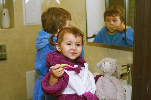 Schattige Kinderen Badjassen Badkamer Die Hun Tanden Poetsen — Stockfoto