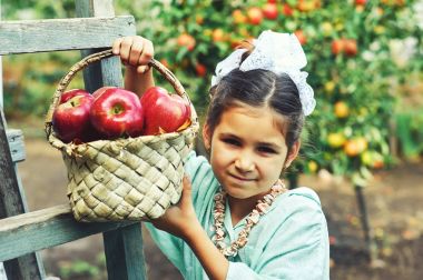 Elma ile bir kız portresi