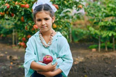 Elma ile bir kız portresi