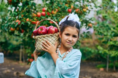 Elma ile bir kız portresi