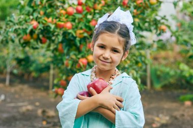 Elma ile bir kız portresi