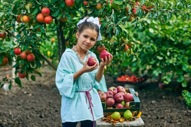 Elma ile bir kız portresi