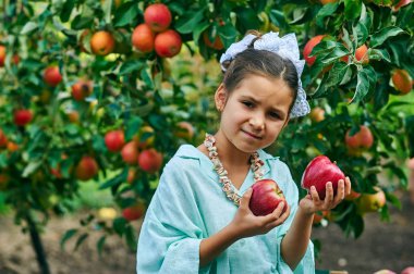 Elma ile bir kız portresi