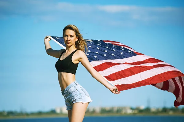 Eine Junge Frau Mit Einer Fahne Das Patriotenmädchen Mit Fahne — Stockfoto