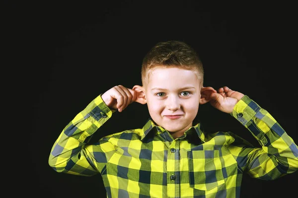 Смішний Емоційний Хлопчик Дитина Тримається Вуха — стокове фото