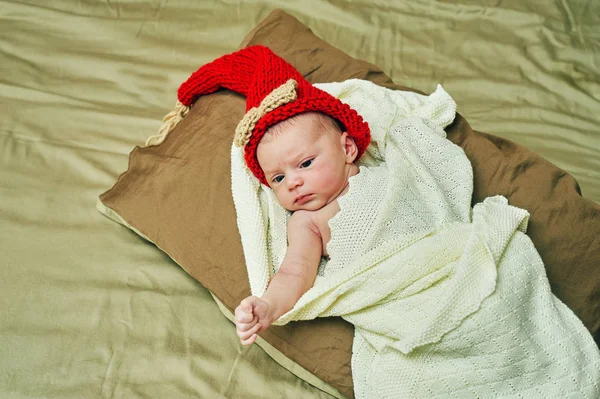 Noworodka Dziewczynka Czerwony Kapturek — Zdjęcie stockowe
