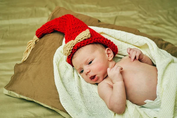 Neugeborenes Mädchen Rotkäppchen — Stockfoto