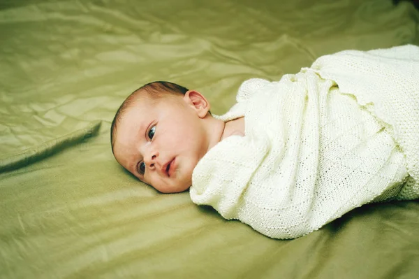 生まれたばかりの赤ちゃん 新生児の女の子 — ストック写真