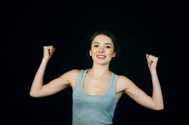 karanlık bir arka plan üzerinde duygusal kız