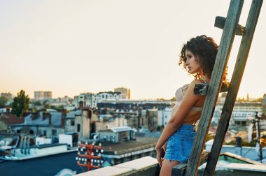 İç çamaşırlı genç kadın.