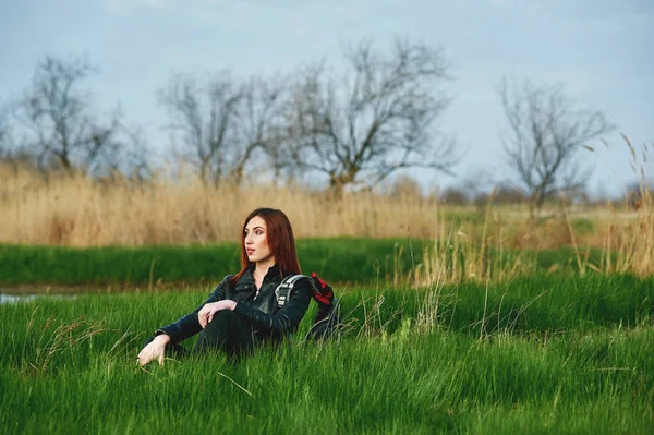 Jovencita Alegre Paseo Primavera Senderismo Campo —  Fotos de Stock